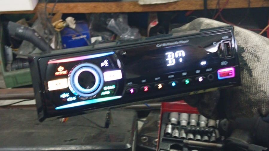 Rádio de carro novo por estrear tem tudo