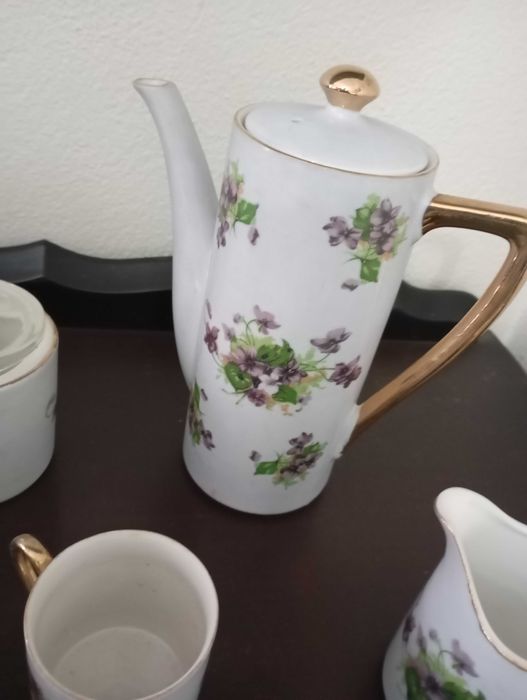 Conjunto de chávenas e bule