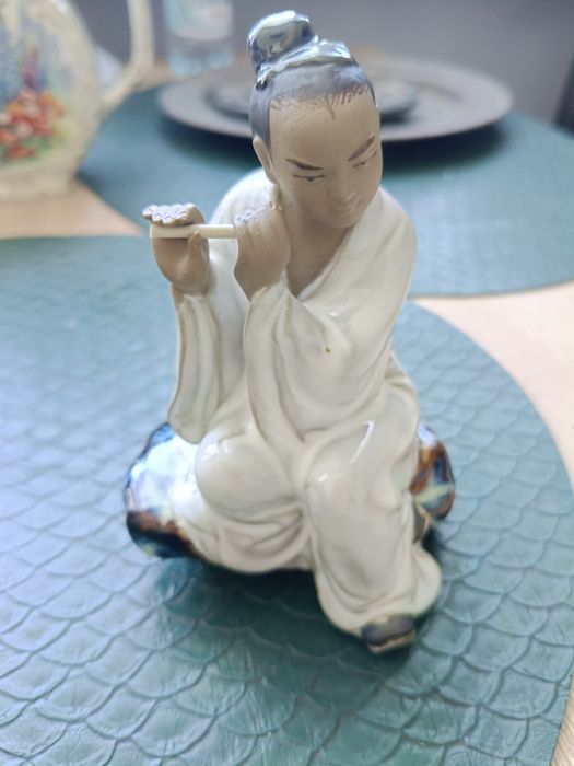Stara figurka z porcelany