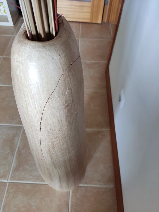 Jarra decorativa com ramos secos