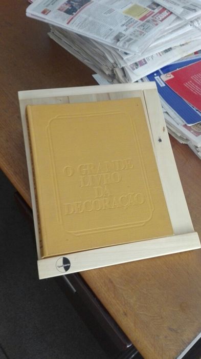 Base/ suporte para livro ou teclado em madeira
