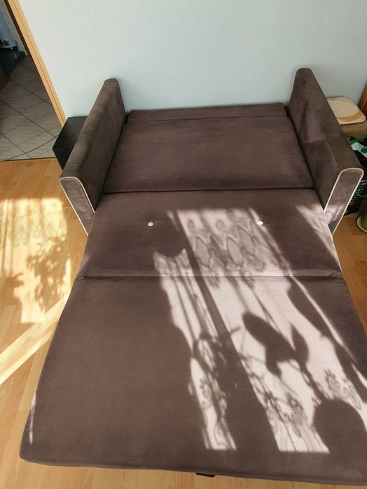 Sofa dwuosobowa rozkładana amerykanka z pojemnikiem na pościel