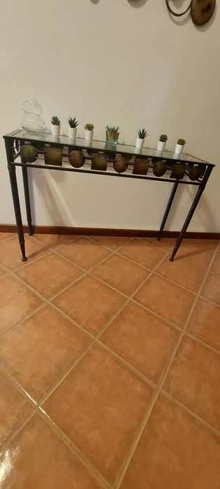 Mesa em ferro com vidro. Aparador para Hall de entrada