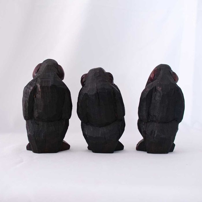 Os três macacos sábios esculpidos em madeira