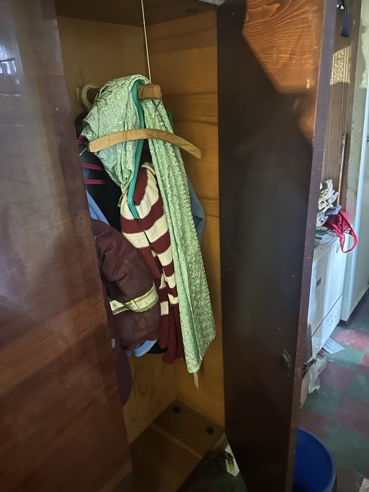 Щкаф деревʼяний старого дизайну в гарному стані