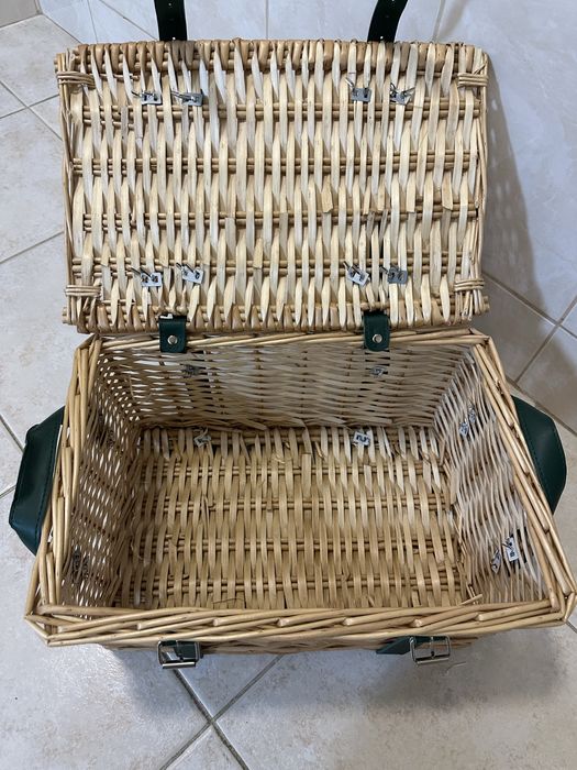 Cesta de vime com fecho