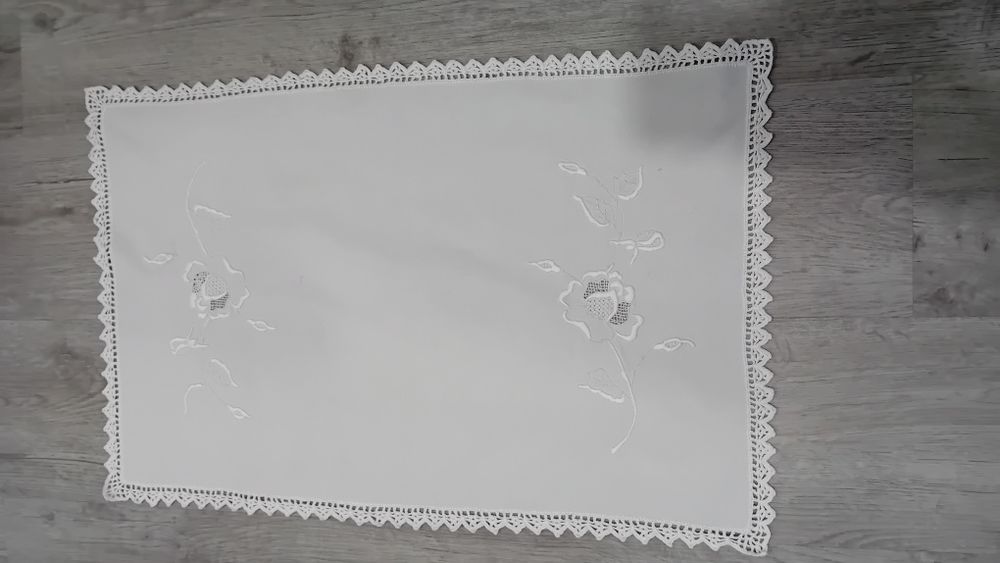 Pano com renda e bordado à máquina