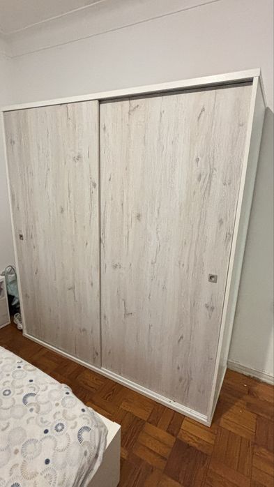 Conjunto de Quarto Moderno (Roupeiro de Correr + Cómoda + 2 Mesas de Cabeceira)
