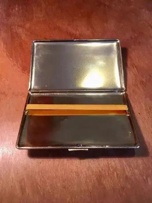 2 CIGARREIRAS - 1 em pele - 1 em metal dourado - anos 70/80