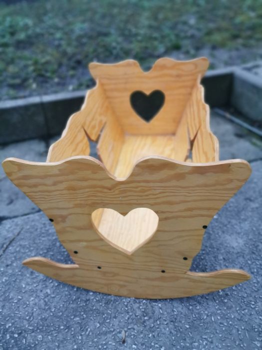 Drewniana kołyska dziecięca