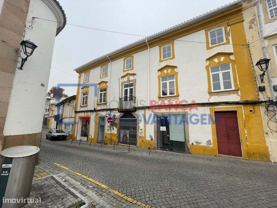 Prédio urbano de 3 pisos, 320m2 de área bruta, no centro histórico ...