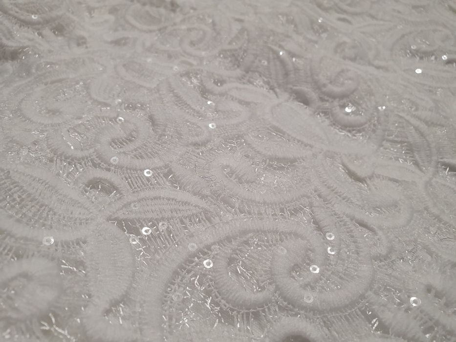 Весільня сукня 42 розміру стримана