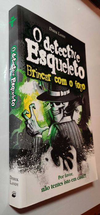 O Detective Esqueleto: Brincar com o Fogo (de Derek Landy)