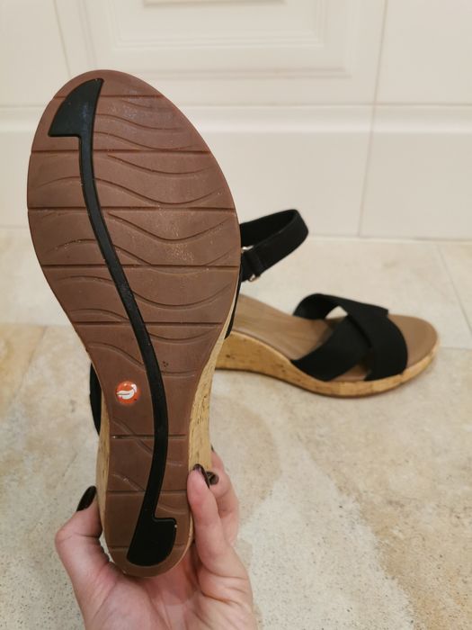 Nowe sandały na koturnie Clarks