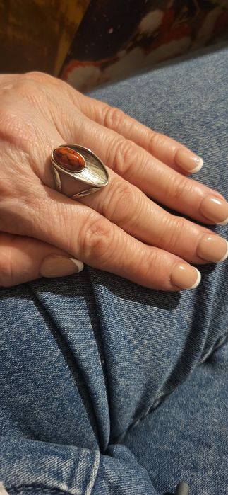 Srebrny pierścionek z koralem łódeczka