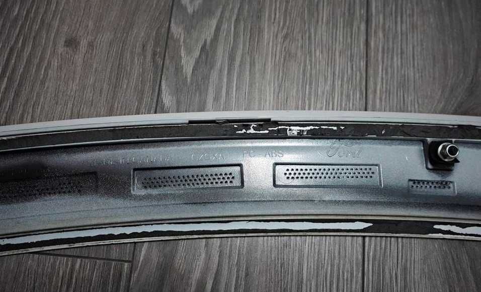 2015-17 Ford Mustang OEM Oxford White spoiler bagażnika