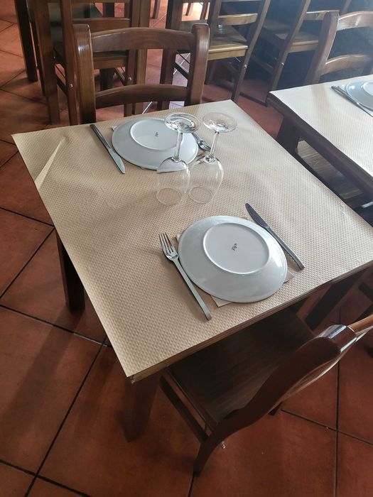Conjunto de mesas e cadeiras