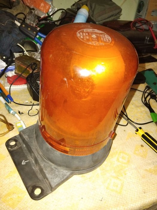 Продам проблесковый фонарь жёлтого цвета