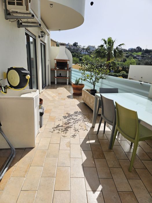 Apartamento T3 em condomínio fechado com piscina e garagem