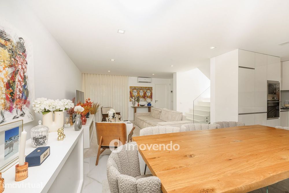 Moradia T3+1 moderna, com piscina e garagem, na Caparica