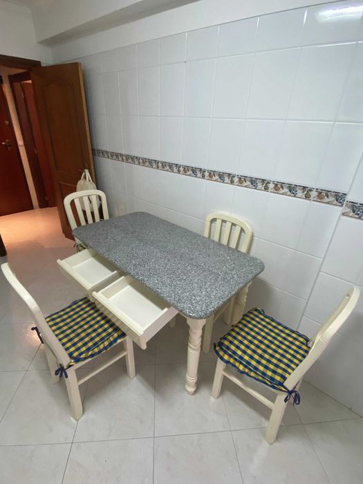 Mesa de Granito com 4 cadeiras incluidas