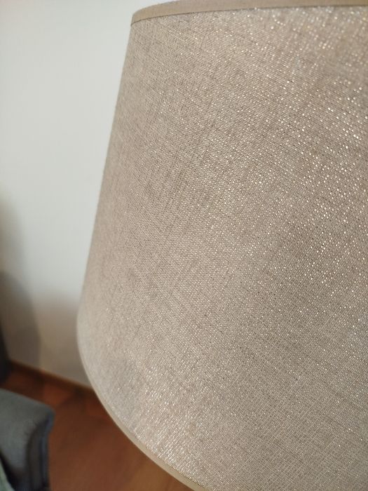 Candeeiro de pé com abajur beje