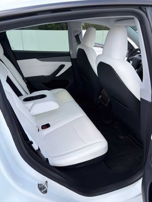 Tesla Model Y      2026