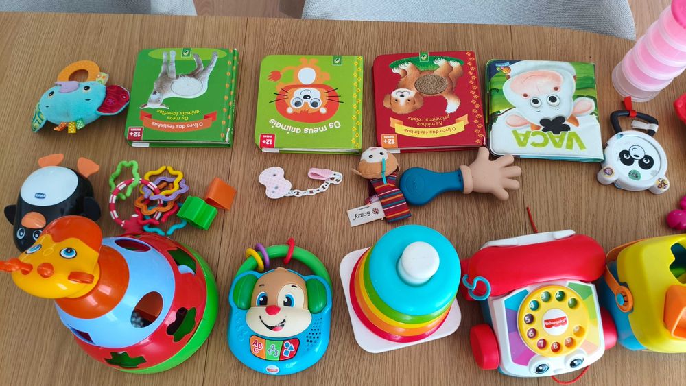 Lote de brinquedos e livros de bebé — Fisher-Price, Chicco e outros