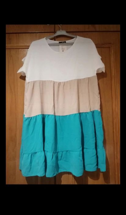 Vestido branco, bege e verde novo