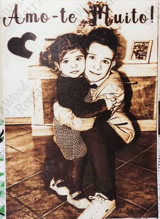 Presente único e personalizado! Retratos feitos 100% em madeira!