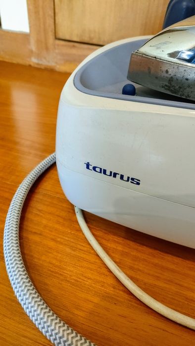 Ferro de engomar com caldeira