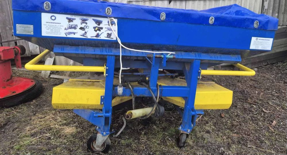 Розкидач мінеральних добрив РМД—1000 ТОВ ”Оріхівсільмаш”