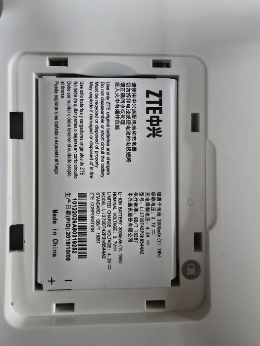 Router bezprzewodowy ZTE MF286 z antenami i  akumulatorem