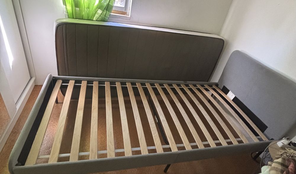 Boa dia vendo cama de solteiro com colchão.  A cama tem 2 metros por 90. Um lado da cama tem uma mancha que eu já tentei tirar e não saiu. 100€