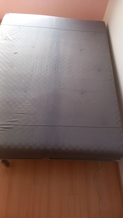 Sofá-cama com estrutura metálica