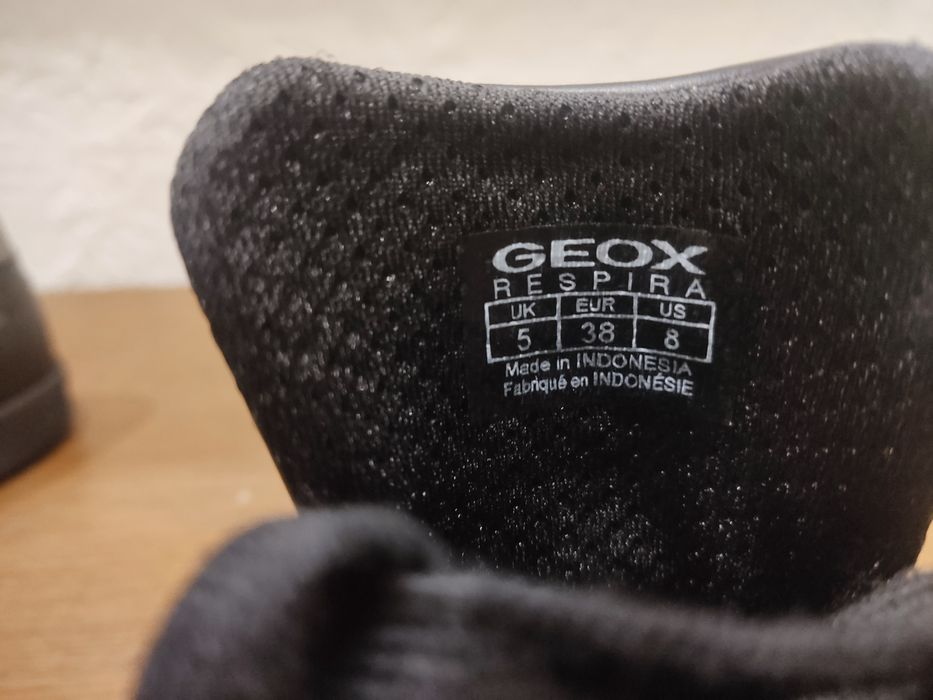 Жіночі шкіряні кросівки Geox 38 розмір