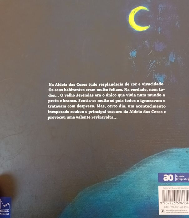 Livro infantil" o velho a preto e branco na aldeia das cores"