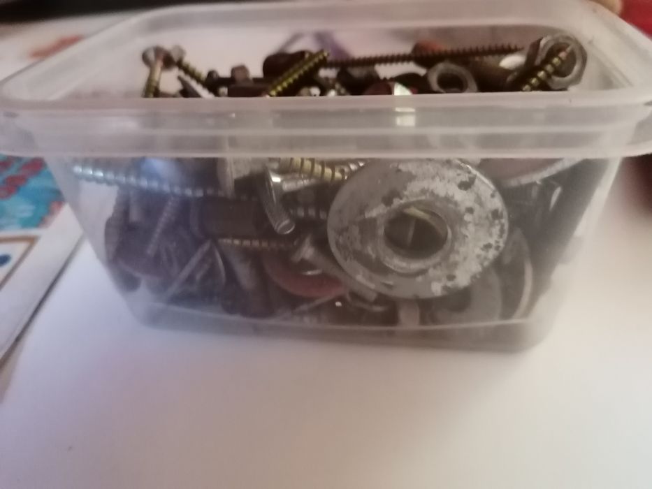 Śrubki, wkrety, nakretki itp.