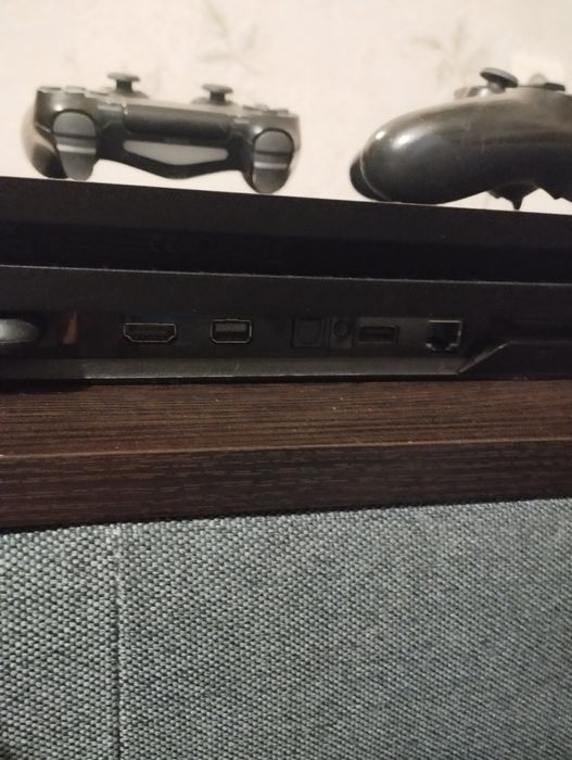 Продам!!! Приставка PS 4 Pro,