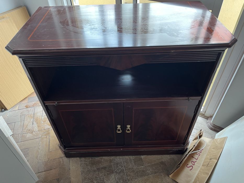 Cómoda em madeira maciça envernizada