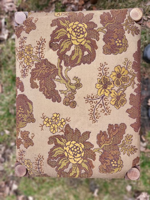 Taboret podnóżek tapicerowany dębowy drewno PRL