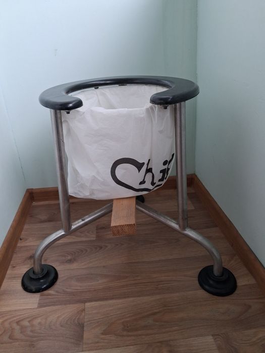 Стілець-туалет для літніх людей