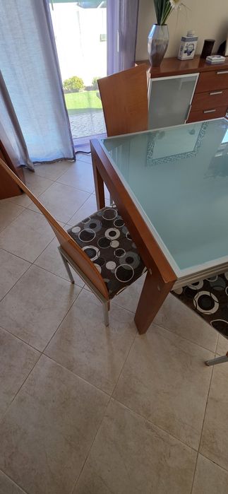 Mesa de sala extensível e 4 cadeiras