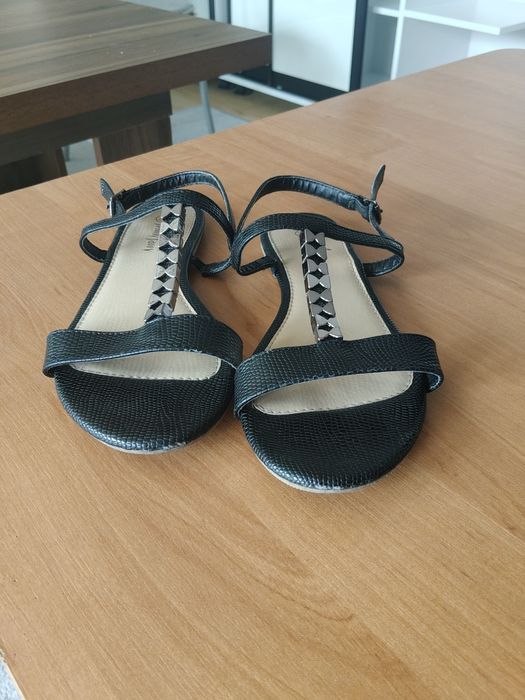 Eleganckie czarne sandały 38