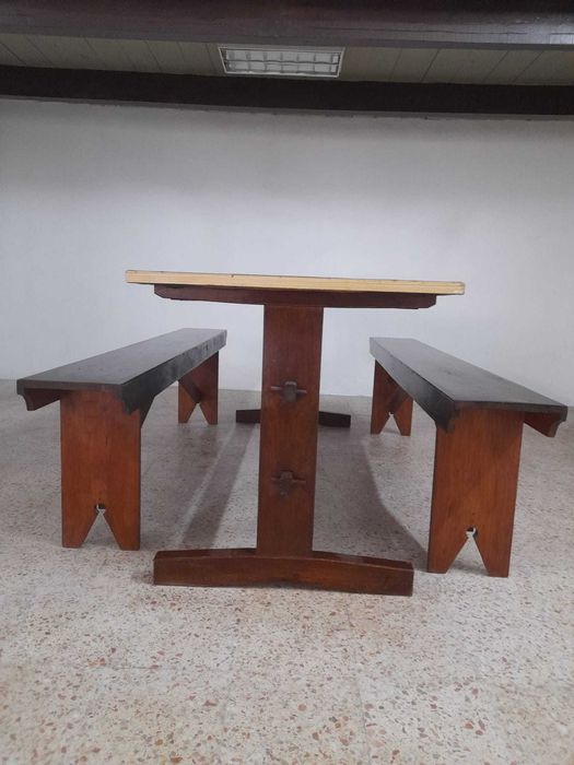 Mesa e bancos corridos