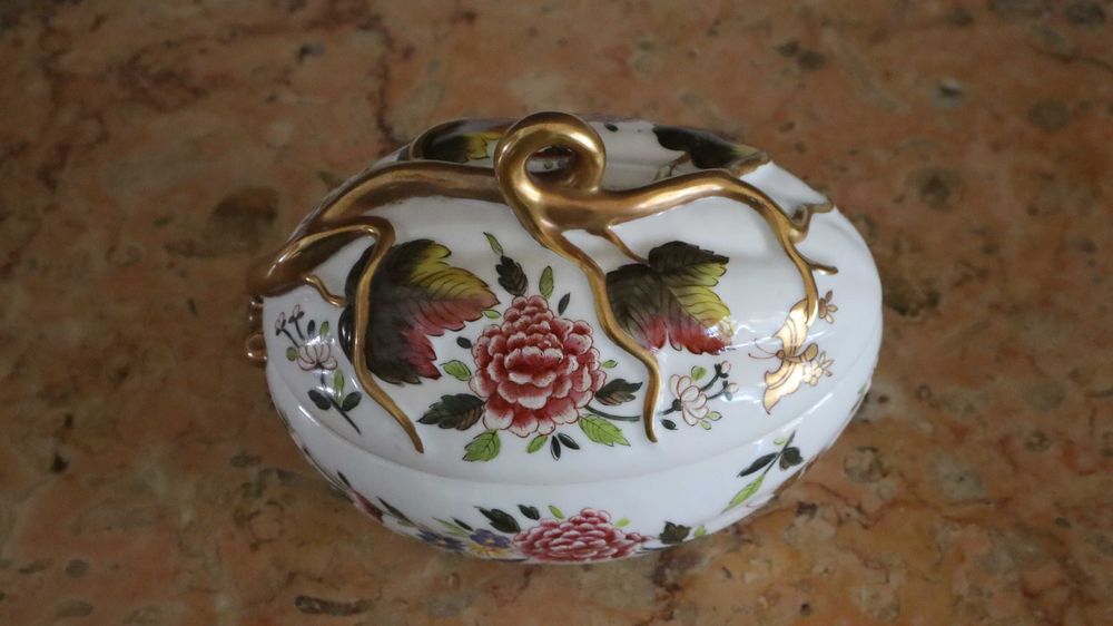 Caixa com tampa "Melão" em porcelana da Vista Alegre.  Pintada á mão