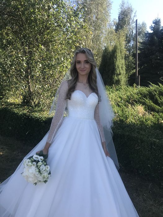 Дуже гарна весільна сукня