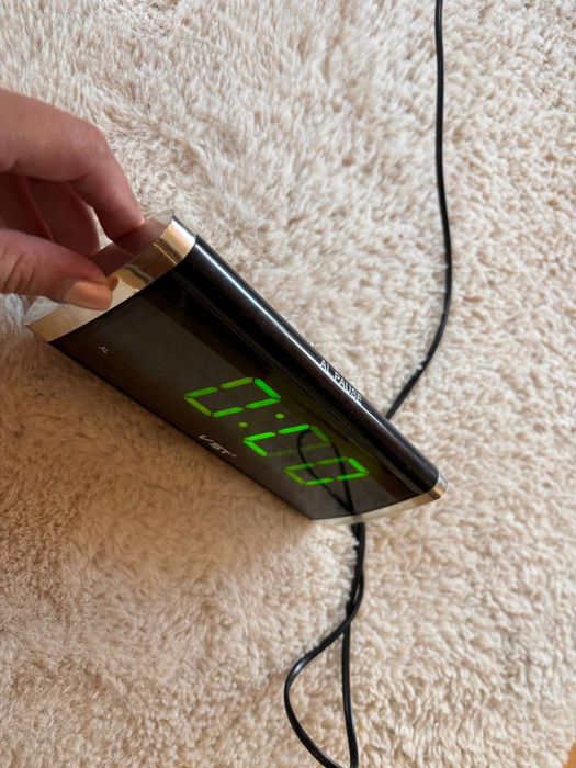 Годинник будильник електронний