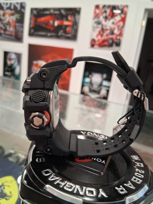 Sportwatch base preta, mostrador com pormenor azul. Prata ou dourado