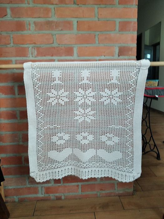 Firanka zrobiona na szydełku.